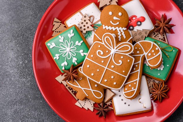 De beaux et délicieux biscuits de pain d'épice de Noël d'hiver sur un fond de texture grise