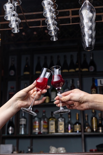 De beaux et délicieux cocktails alcoolisés préparés au bar par le barman