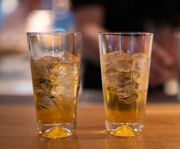 De beaux et délicieux cocktails alcoolisés préparés au bar par le barman