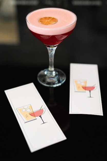 De beaux et délicieux cocktails alcoolisés préparés au bar par le barman