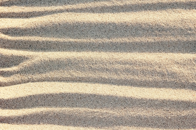 Beaux dessins sur le sable du bord de mer