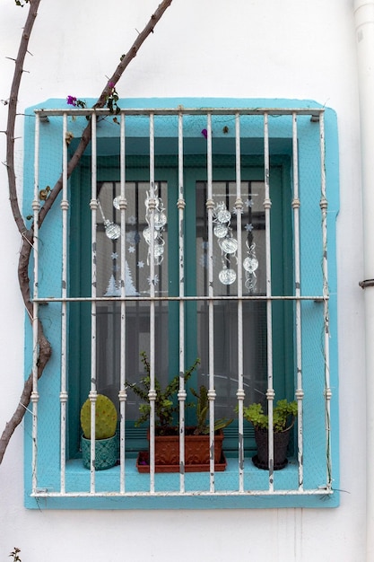 Beaux détails des fenêtres typiques des maisons portugaises