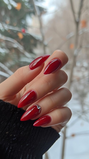 De beaux doigts parfaits de longs ongles parfaits avec une belle manucure pour la Saint-Valentin