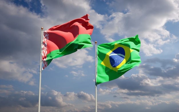 Beaux drapeaux d'état national du Brésil et de la Biélorussie ensemble sur ciel bleu