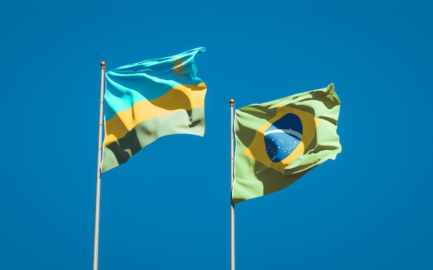 Beaux drapeaux d'état national du Rwanda et du Brésil ensemble sur ciel bleu