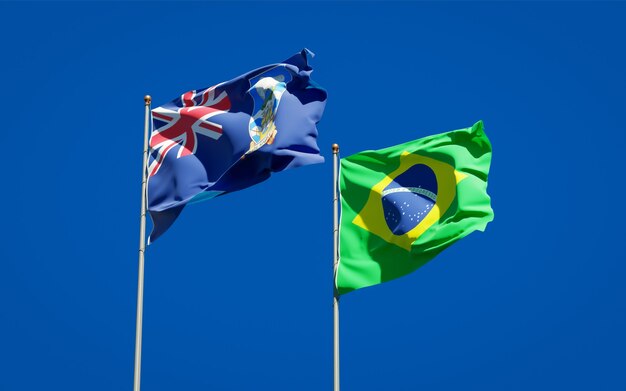 Beaux drapeaux de l'état national des îles Falkland et du Brésil ensemble sur ciel bleu