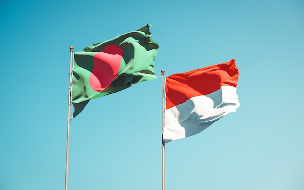 Beaux drapeaux d'état national de l'Indonésie et du Bangladesh ensemble sur ciel bleu