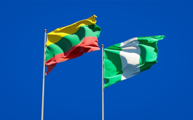 Beaux drapeaux d'état national de la Lituanie et du Nigéria ensemble sur ciel bleu