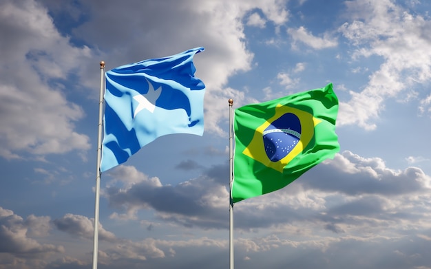 Beaux drapeaux d'état national de la Somalie et du Brésil ensemble sur ciel bleu