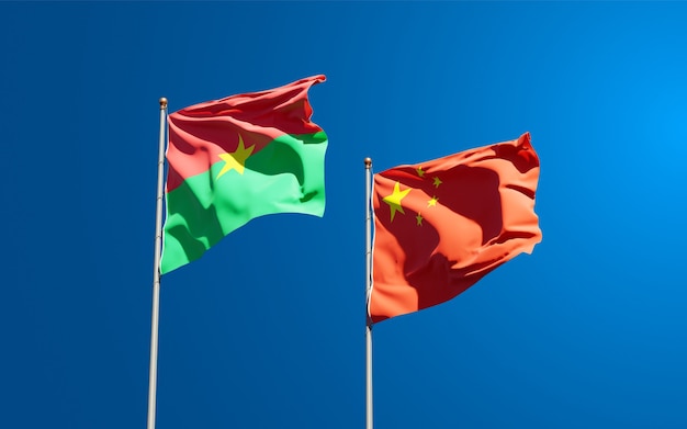 Beaux drapeaux nationaux de la Chine et du Burkina Faso ensemble au ciel