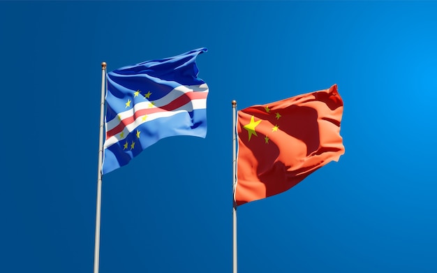 Beaux drapeaux nationaux de la Chine et du Cap-Vert ensemble au ciel