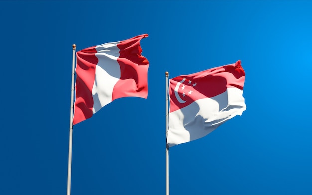 Beaux drapeaux nationaux du Pérou et de Singapour ensemble