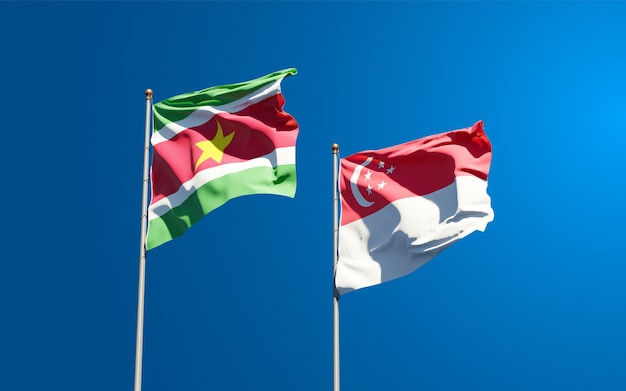 Beaux drapeaux nationaux du Suriname et de Singapour ensemble