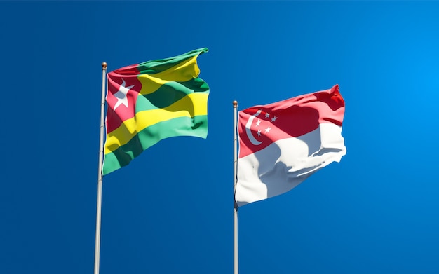 Beaux drapeaux nationaux du Togo et de Singapour ensemble