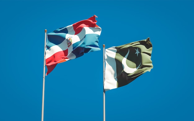 Beaux drapeaux nationaux ensemble au ciel