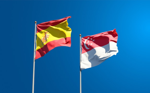 Beaux drapeaux nationaux d'Espagne et de Singapour ensemble