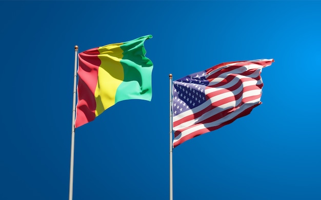 Beaux drapeaux nationaux de la Guinée et des USA ensemble