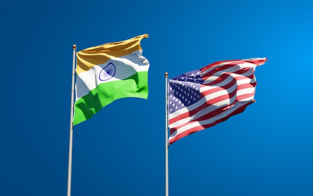 Beaux drapeaux nationaux de l'Inde et des États-Unis ensemble