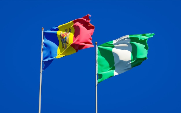 Beaux drapeaux nationaux de la Moldavie et du Nigéria ensemble sur ciel bleu