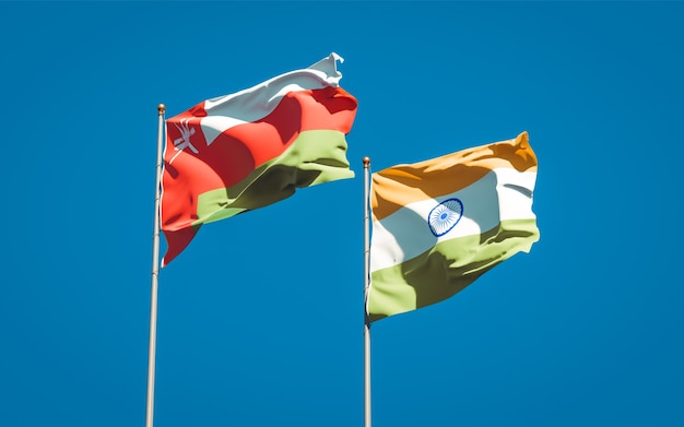 Beaux drapeaux nationaux d'Oman et de l'Inde ensemble