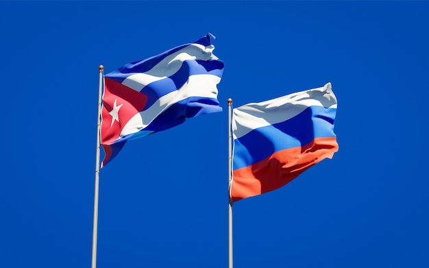 Beaux drapeaux nationaux de la Russie et de Cuba ensemble sur le ciel bleu. Illustration 3D