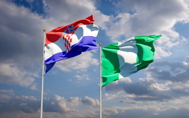 Beaux drapeaux des États nationaux du Nigéria et de la Croatie ensemble sur ciel bleu