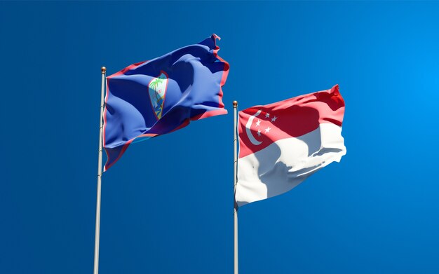 Beaux drapeaux des États nationaux de Singapour et de Guam ensemble