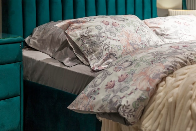 De beaux draps sur un lit confortable et élégant Design d'intérieur et loisirs Gros plan