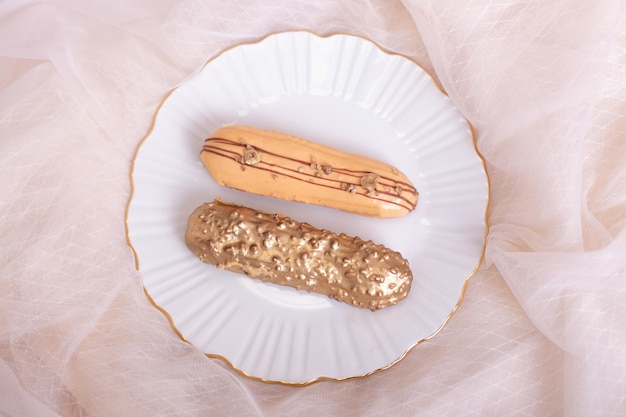 Beaux éclairs dorés sur plaque, sur fond de dentelle