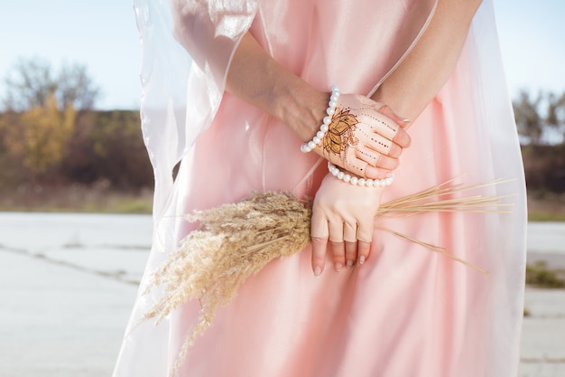 Beaux, élégants, roses, gants en cuir avec perles