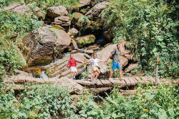 Beaux enfants et homme heureux dans les montagnes