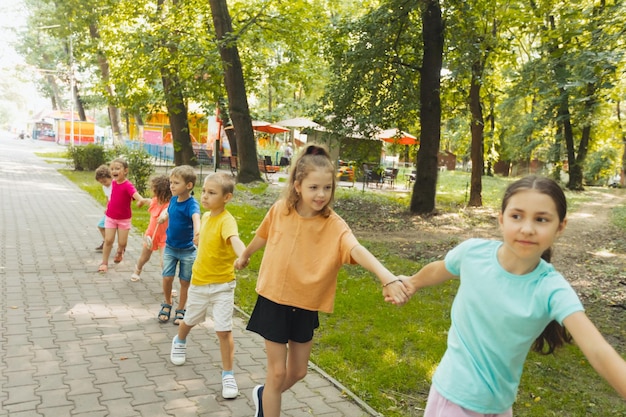 Beaux enfants jouant dehors au camp d'été