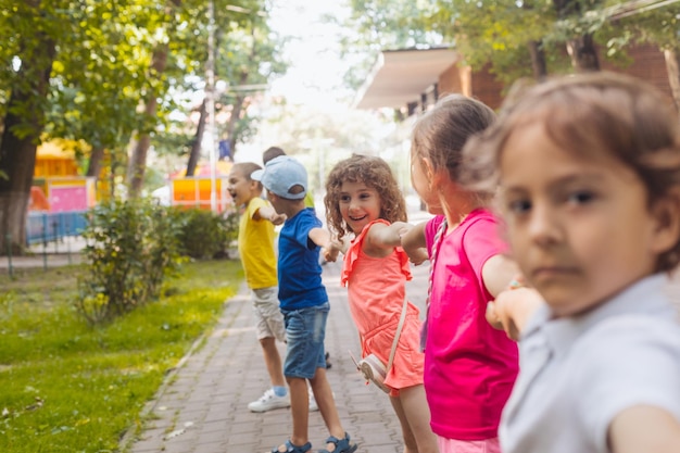 Beaux enfants jouant dehors au camp d'été