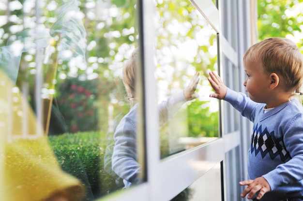 beaux enfants posant dans des vêtements à la mode en plein air