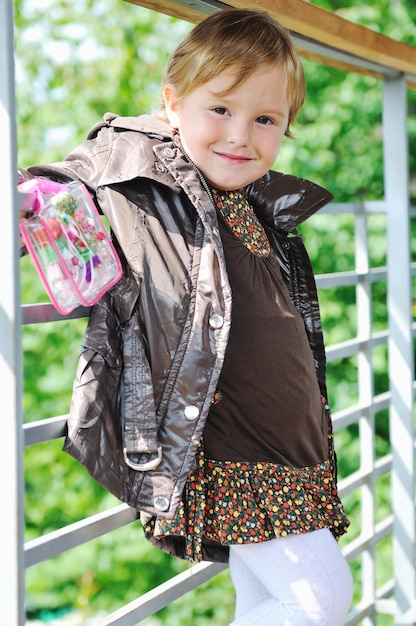 beaux enfants posant dans des vêtements à la mode en plein air