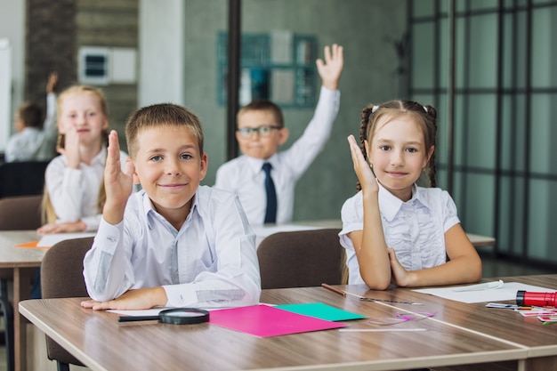 Les beaux enfants sont des étudiants ensemble dans une salle de classe à l'école reçoivent une éducation heureuse