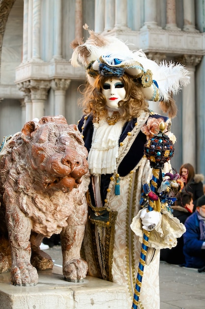 Beaux et fantastiques masques et costumes de dessins élégants et magnifiques au Carnaval de Venise