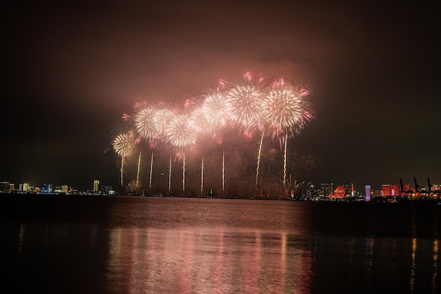 De beaux feux d'artifice célèbrent en mer