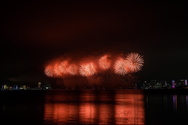 De beaux feux d'artifice célèbrent en mer