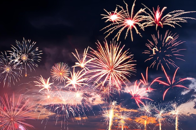 Beaux feux d'artifice dans le ciel du soir avec des nuages majestueux, carte de vœux