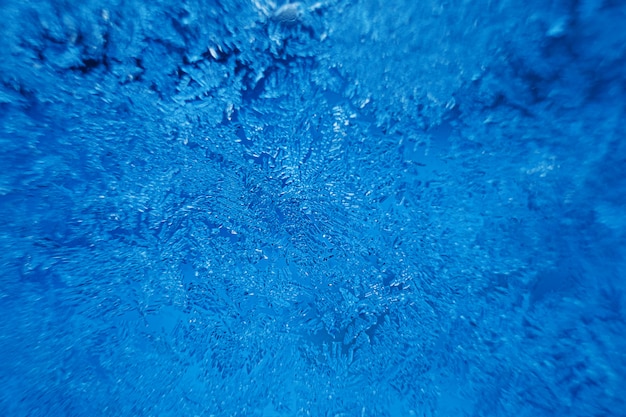 Beaux flocons de neige gelés sur verre, fond de photo macro, thème d'hiver