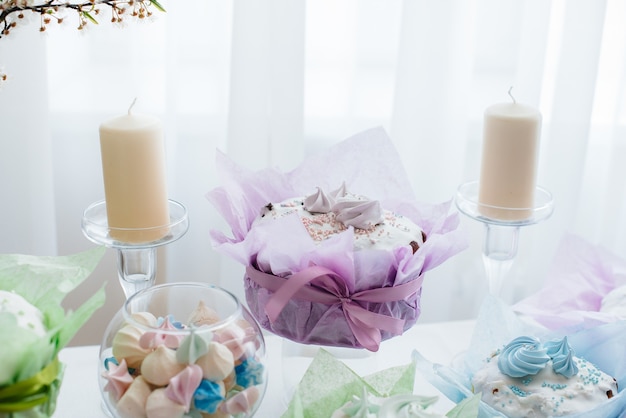 Beaux gâteaux de Pâques sur une table lumineuse décorée