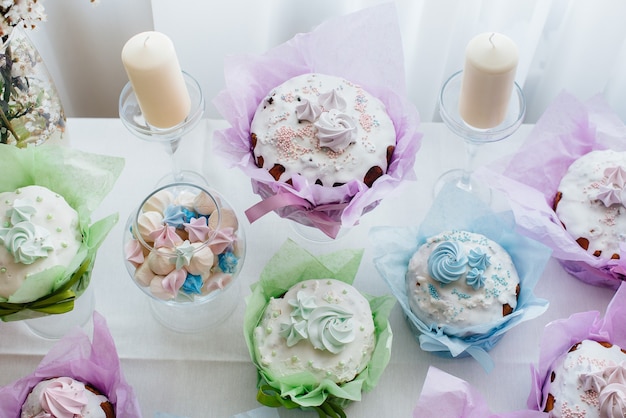 Beaux gâteaux de Pâques sur une table lumineuse décorée