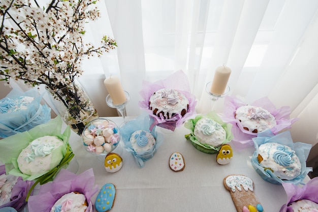 Beaux gâteaux de Pâques sur une table lumineuse décorée