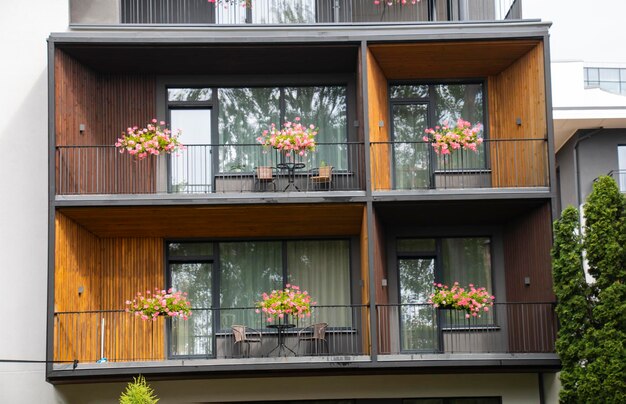 Beaux géraniums roses sur les balcons d'un complexe résidentiel moderne