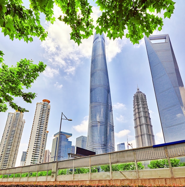 Beaux gratte-ciel et bureaux, immeuble de la ville de Pudong, Shanghai, Chine.