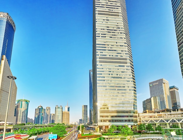Beaux gratte-ciel, immeuble de la ville, beaux immeubles de bureaux et commerciaux dans la partie commerciale de Pudong