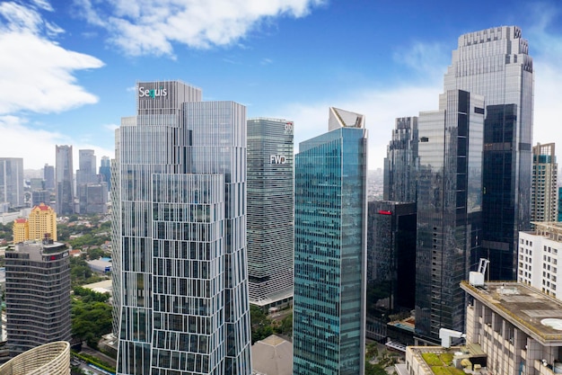 De beaux gratte-ciel sous le ciel bleu à Jakarta