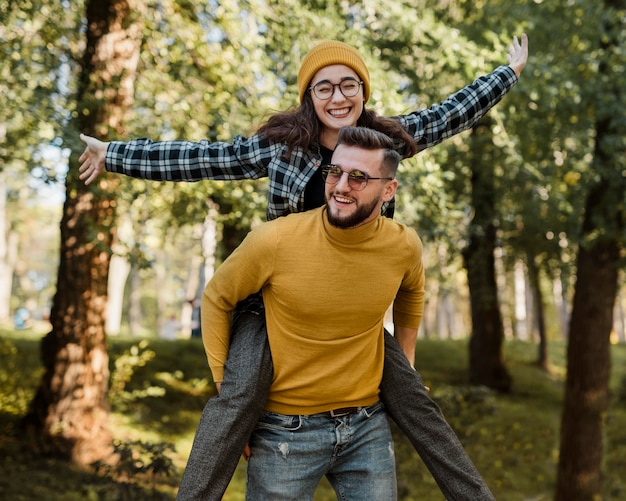 Beaux et heureux amis dans le parc