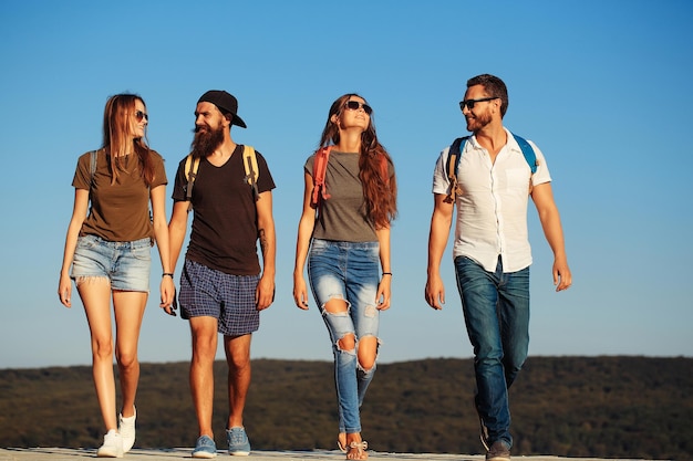 Beaux hommes barbus avec des filles